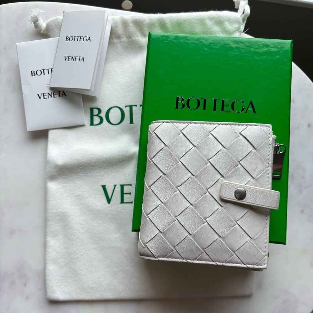 EUC Bottega Veneta intrecciato unisex wallet